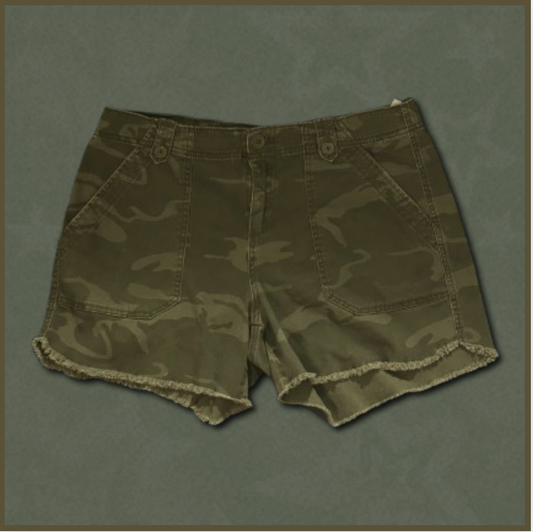 darker green camouflage shorts
