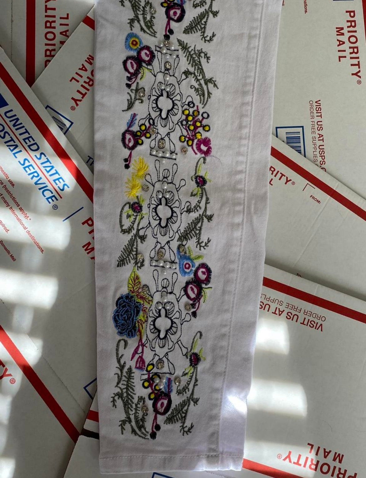 Repaired/Embroidered White Floral Skinny Stretchy Jeans
