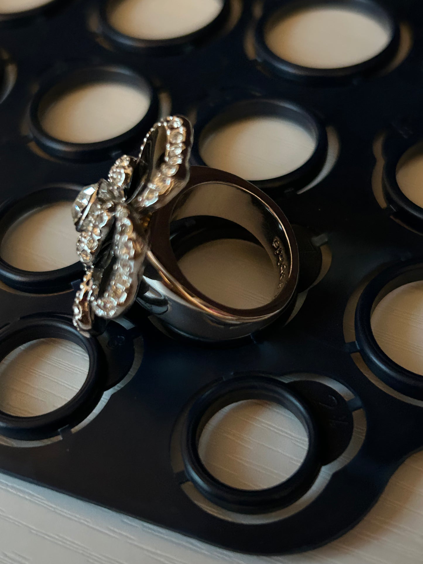 Black 2000s Lia Sophia Flower Ring- Size 7