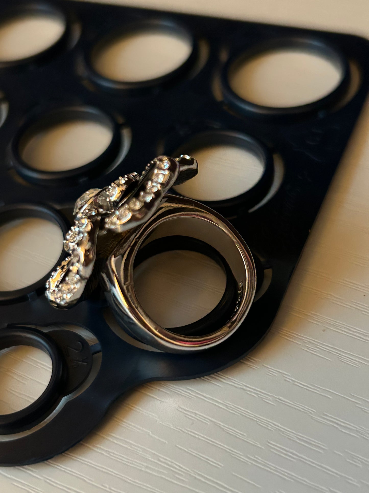 Black 2000s Lia Sophia Flower Ring- Size 7